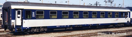 Passenger couchette car 1st class<br /><a href='images/pictures/Roco/45384.jpg' target='_blank'>Full size image</a>